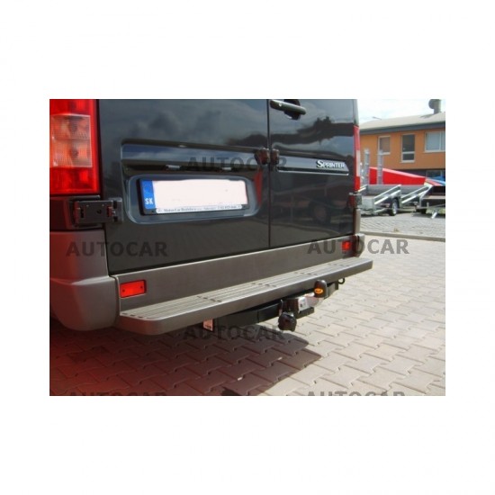 СТАЦИОНАРЕН ТЕГЛИЧ ЗА MERCEDES SPRINTER 3,55/4,025 СЪС СТЕПЕНКА С БОЛТОВА СИСТЕМА ЗА ОСВОБОЖДАВАНЕ НА КУКАТА.